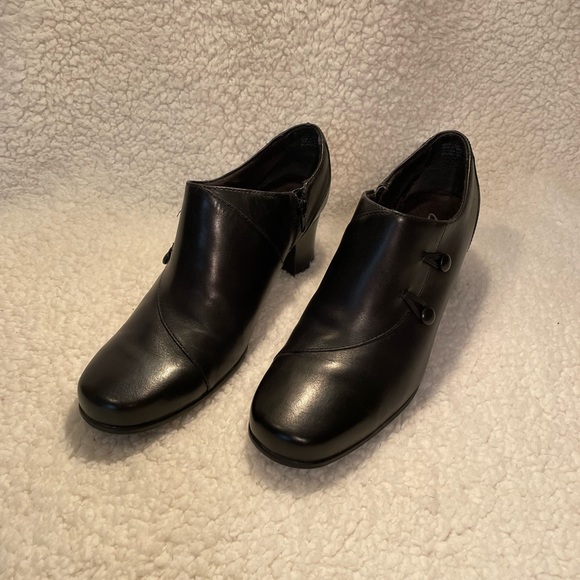 Clarks Black Learher Heeled Shoe - Picture 1 of 10
